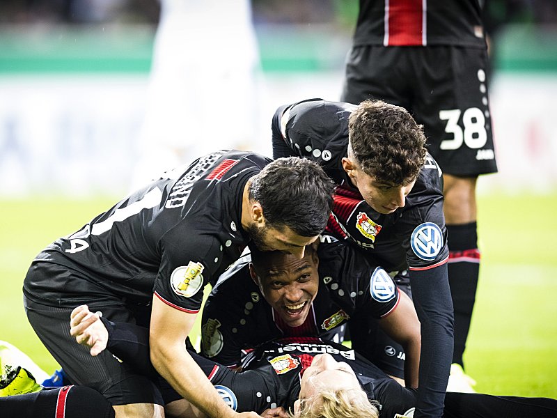 Lass dich drücken: Volland (l.) und Havertz bejubeln mit dem am Boden liegenden Brandt das frühe 1:0.