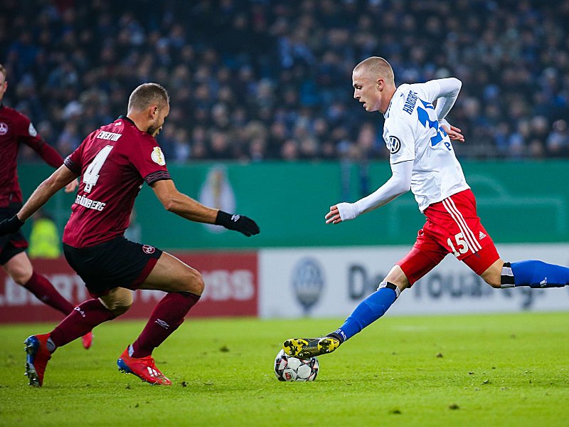 Den Ball im Blick: FCN-Verteidiger Ewerton (li.) gegen Hamburgs Fiete Arp.