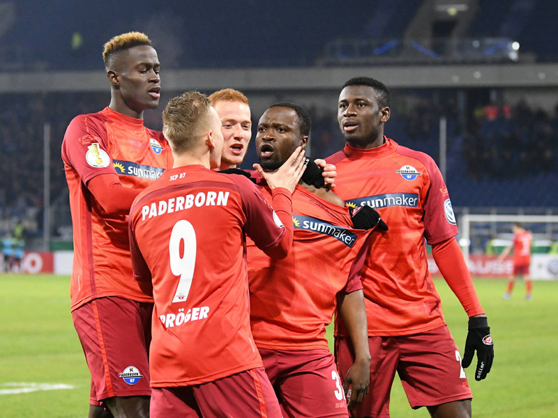 Ausgleich: Paderborns Bernard Tekpetey (2.v.r.) lässt sich für sein Tor zum 1:1 feiern.