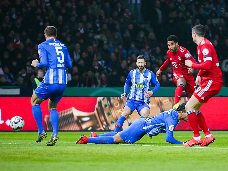 Serge Gnabry (2.v.re.) schießt wuchtig zum 1:1 ein.