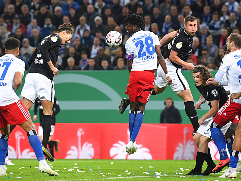 Zu viel Freiraum: Yussuf Poulsen nickt zur Leipziger Führung ein.