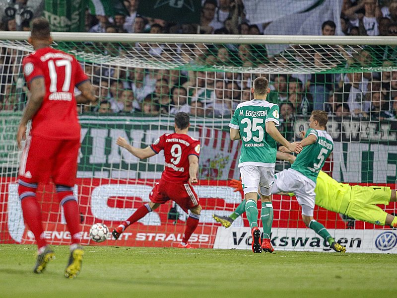 Führung: Robert Lewandowski (2.v.li.) schiebt zum 1:0 für München ein.
