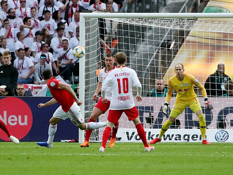 Komplette Körperbeherrschung: Robert Lewandowski dreht sich eigentlich vom Tor weg, trifft aber trotzdem zum Münchner 1:0.