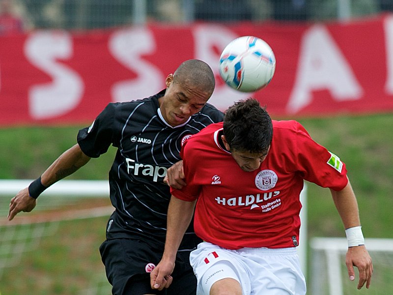 Frankfurts Neuzugang Anderson im Kopfballduell mit Shala (re.)