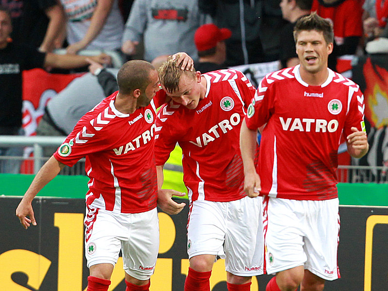 Oberhausens Duran, Torschütze Kullmann und Klinger (v.li.) bejubeln das 1:0