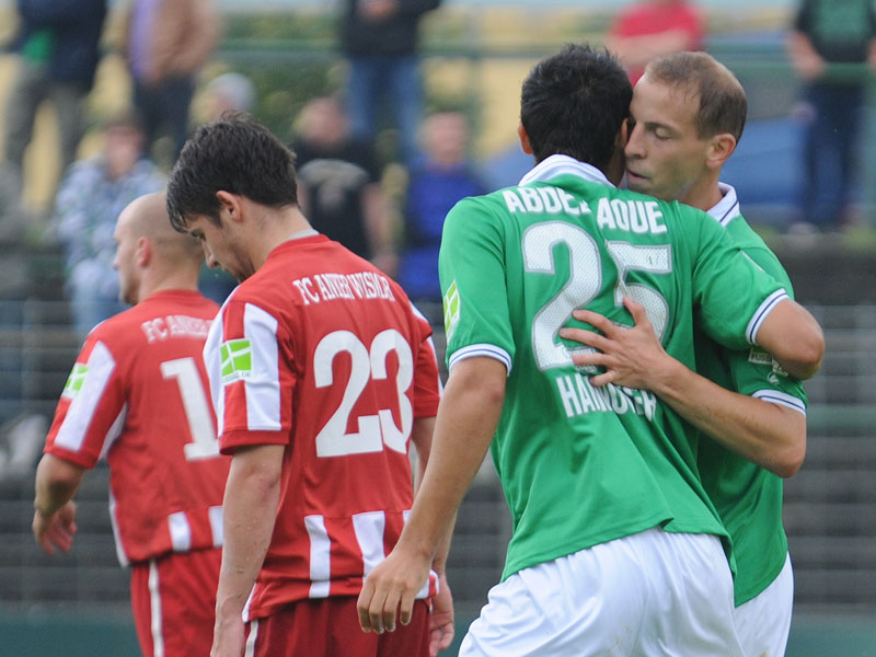 Mohammed Abdellaoue jubelt mit Jan Schlaudraff über das 1:0, Michael Borchert (23) ist bedient