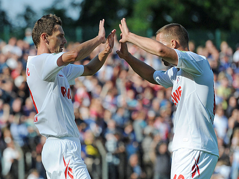 Podolski und Novakovic (li.) klatschen ab