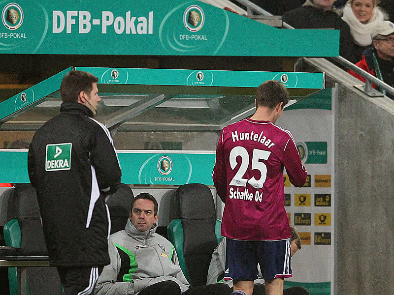 Einsamer Abgang: S04-Torjäger Huntelaar marschiert nach seinem unnötigen Platzverweis in die Kabine
