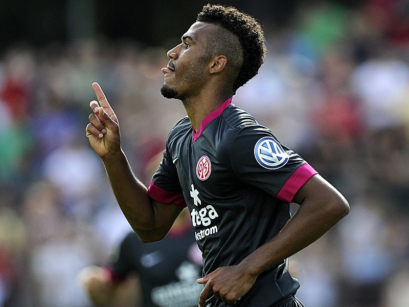 Siegbringender Fingerzeig: Eric Maxim Choupo-Moting sicherte dem 1. FSV Mainz 05 den Einzug in die zweite Pokal-Runde.