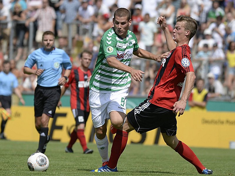 Mudrinski, hier gegen Siebecker, hatte nicht seinen besten Tag. Immerhin leitete der Serbe beide Tore der Fürther ein.