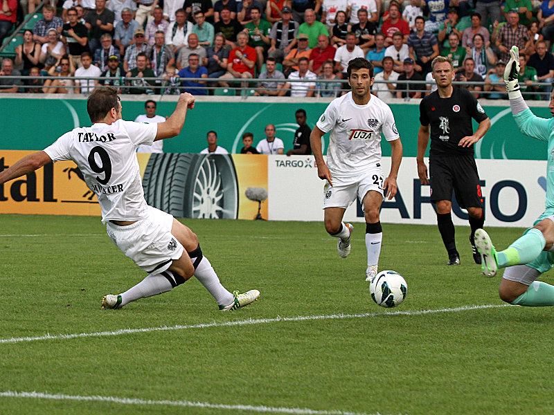 Und rein damit: Matthew Taylor (li.) trifft zum 1:0.