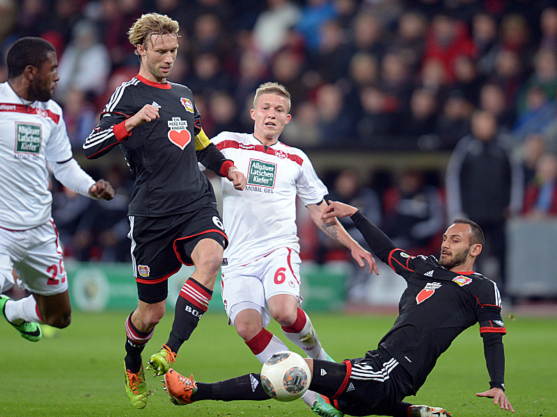 Kampf ums Halbfinalticket: Die Leverkusener Rolfes (2. v.li.) und Toprak (re.) klären gegen FCK-Mittelfakteur Ring (2. v. re.).