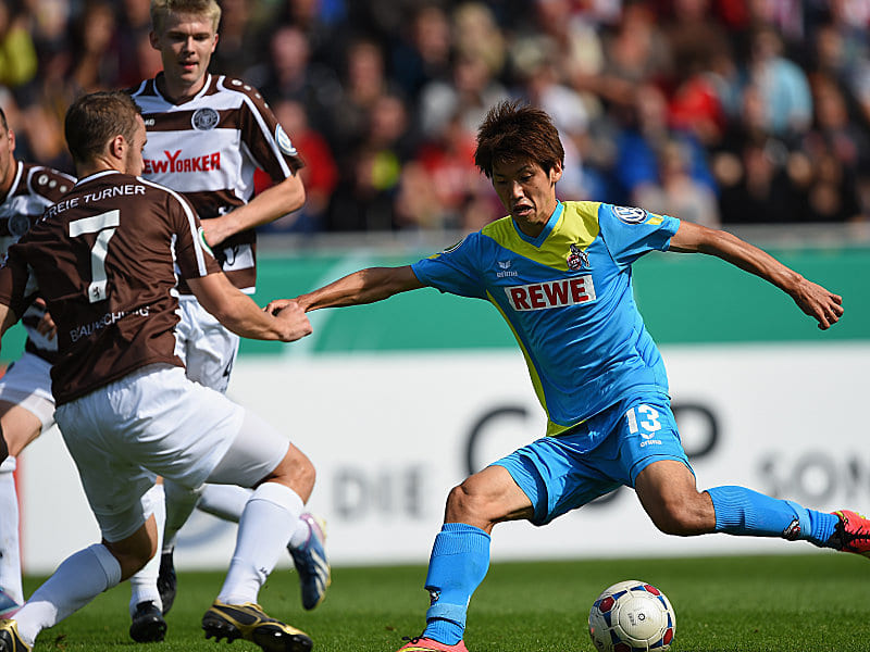 Aufgepasst: Braunschweigs Behrens im Duell mit Kölns Osako (re.).