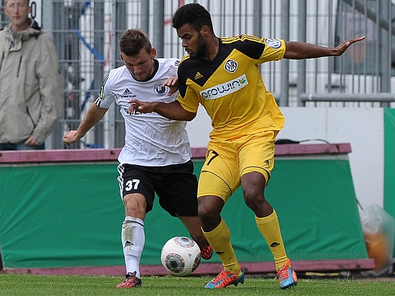 Trotzdem weiter! Phil Ofosu-Ayeh und seine Aalener hatten gegen Christian Paulis Rehdener große Probleme.