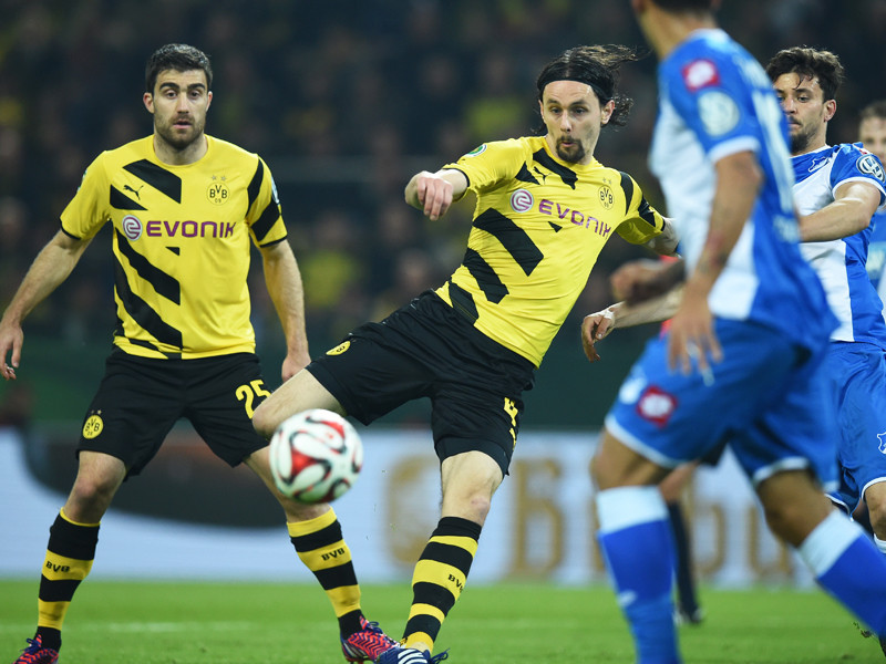 Schuss ins Glück: Neven Subotic (2. v. li.) trifft zum 1:0 für den BVB, patzt anschließend in der Abwehr aber entscheidend...
