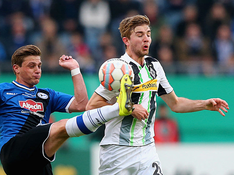 Augen zu und durch: Bielefelds Tom Schütz (li.) gegen Christoph Kramer.