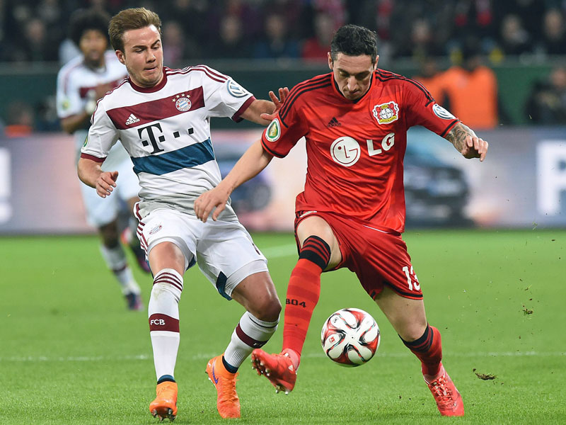 Mario Götze (li.) im Duell mit Roberto Hilbert: Leverkusen verteidigte konsequent.