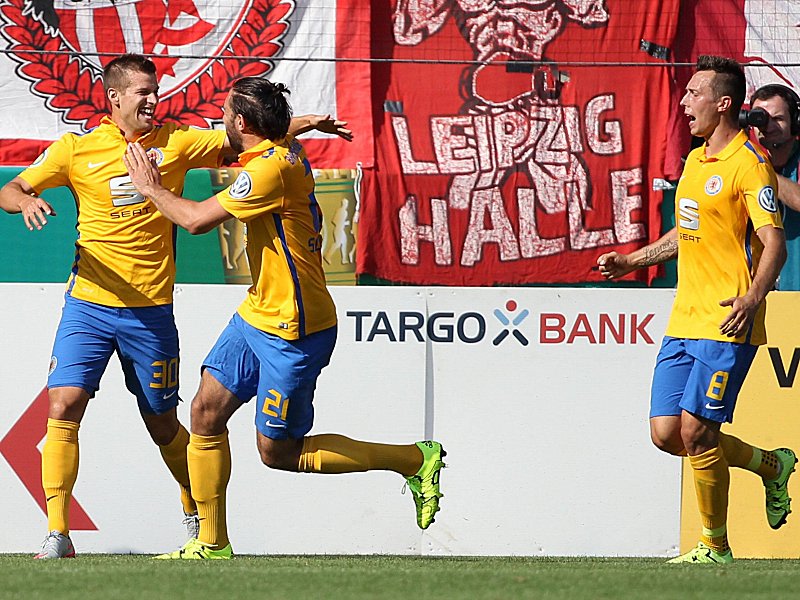 Glücklicher Joker: Henrick Zuck (li.) schoss Braunschweig gegen Halle in die nächste Runde.