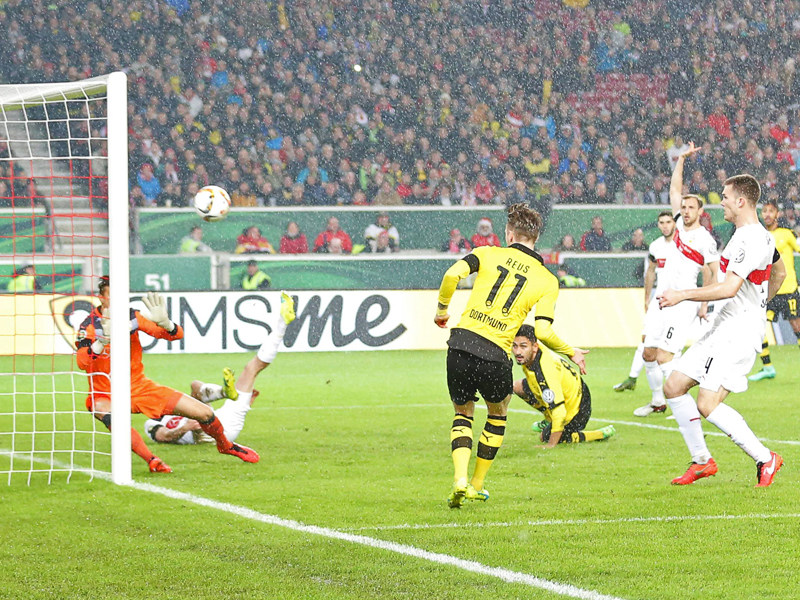 Tor nach fünf Minuten: Marco Reus (Mitte) nagelt das Leder unter den Querbalken.