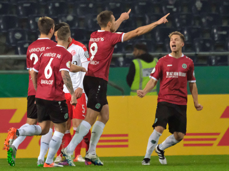 Der Anfang eines perfekten Pokalabends: 96-Kapitän Artur Sobiech (#9) lässt sich für sein 1:0 feiern.