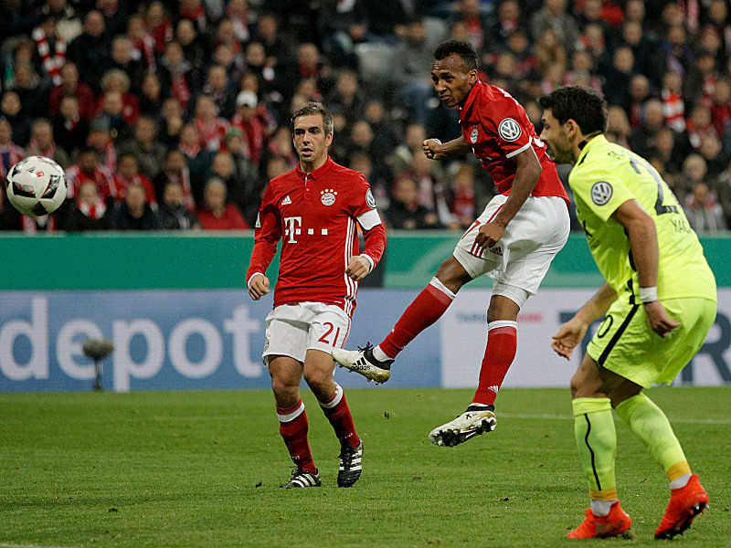 Julian Green (M.) trifft per Kopf zum 2:0 für den FC Bayern.