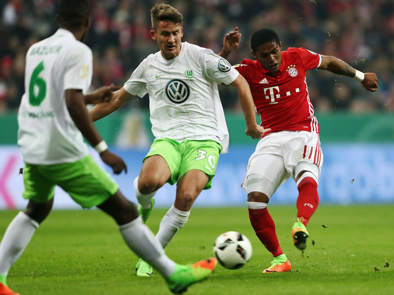 Gleich schlägt's im Wolfsburger Tor ein: Douglas Costa erzielte den entscheidenden Treffer für seinen FC Bayern.