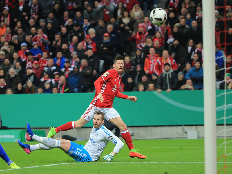 Gut Gelupft: Bayerns Robert Lewandowski hebt den Ball über Ralf Fährmann hinweg ins Tor.