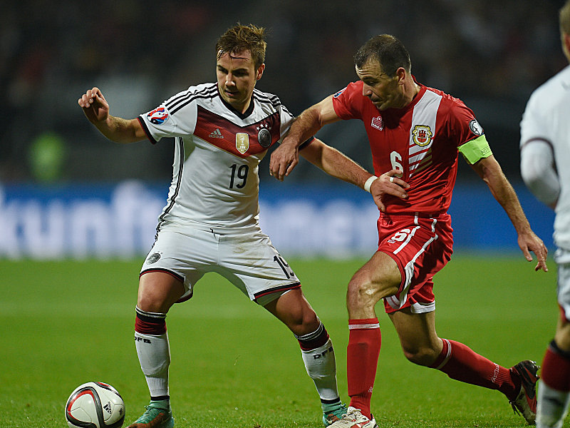 Kratzen und Beißen: WM-Finalheld Mario Götze im Duell mit Roy Chipolina (re.).