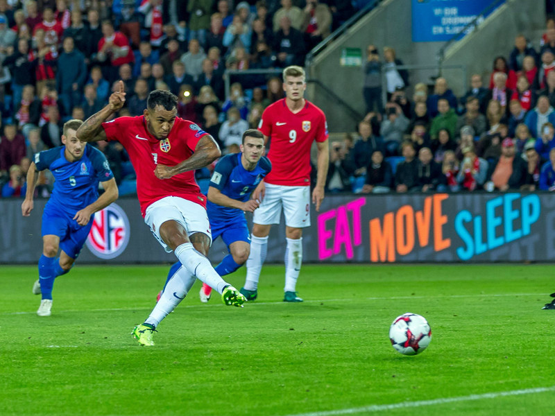 Zuletzt treffsicher vom Punkt: Norwegens Stürmer Joshua King verwandelt den Strafstoß gegen Aserbaidschan.