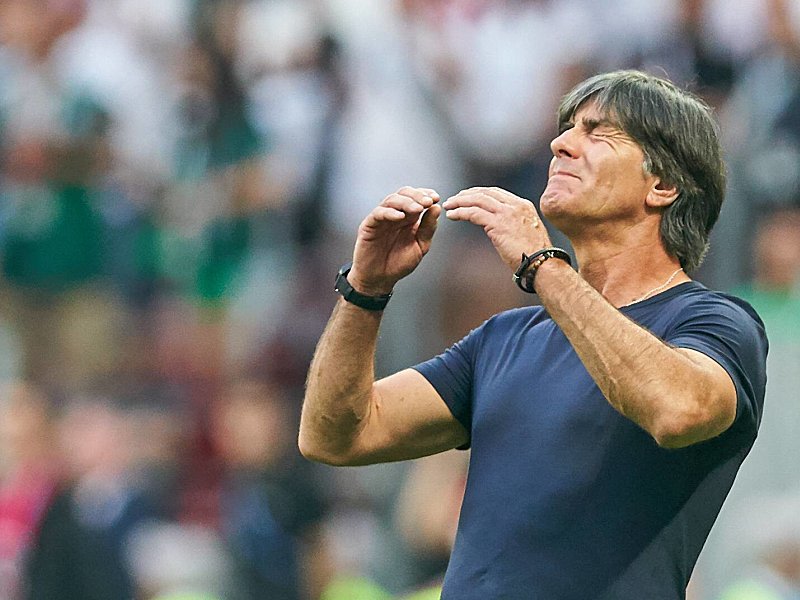 Verzweiflung: Bundestrainer Joachim Löw fand keine Antwort auf Mexikos Taktik.