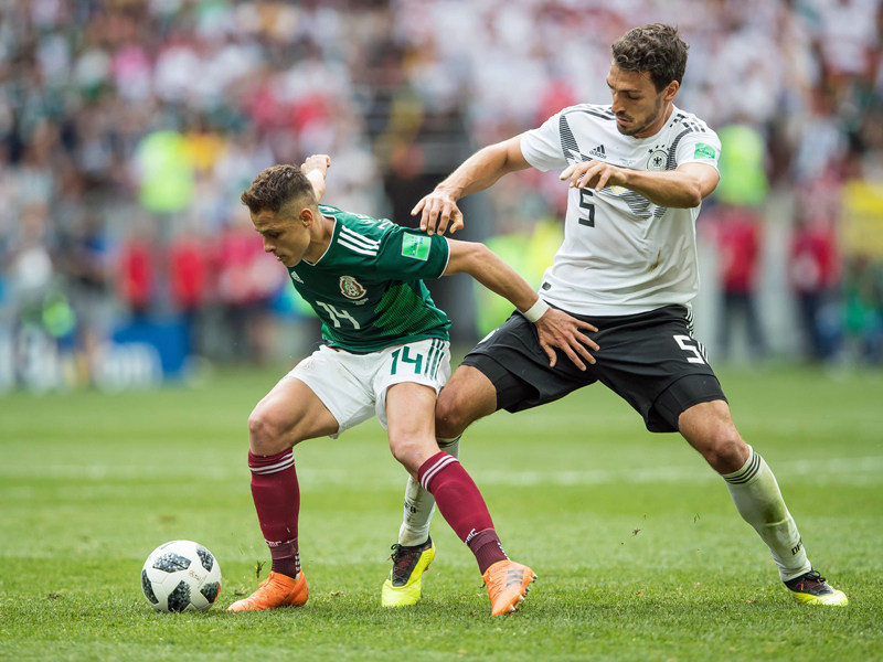 Abgeschirmt: Mats Hummels (#5) kommt gegen Mexikos Chicharito nicht an den Ball.