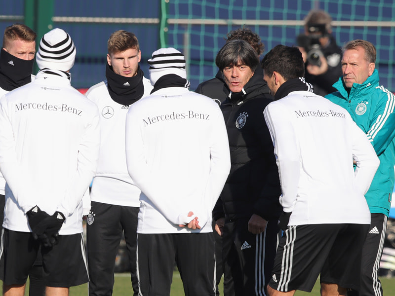 Einschwören nach dem Abstieg: Joachim Löw am Samstag in Leipzig.