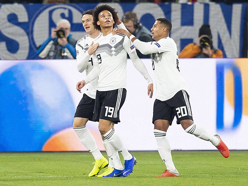 Leroy Sané und Serge Gnabry (re.)