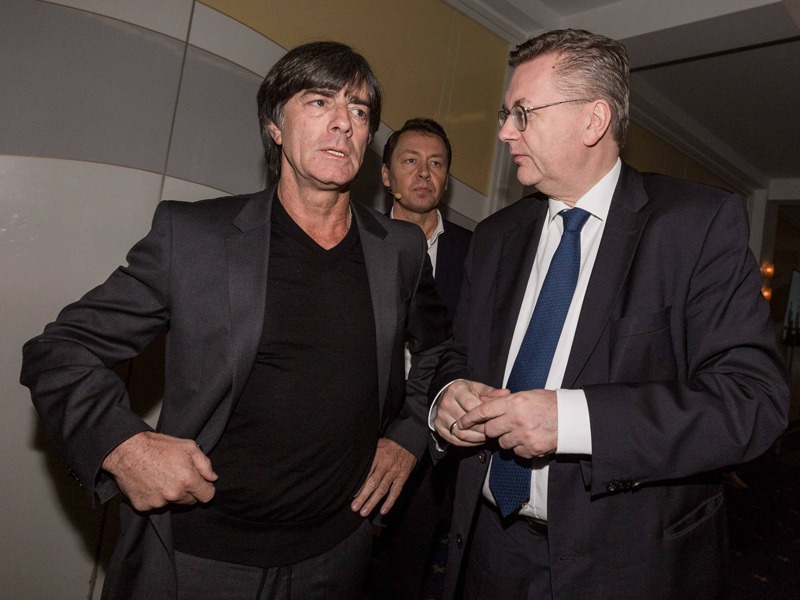Kritik oder nicht? Joachim Löw mit Reinhard Grindel (r.).
