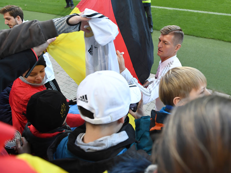 Linkshänder: Toni Kroos schreibt beim öffentlichen Training am Montag Autogramme.