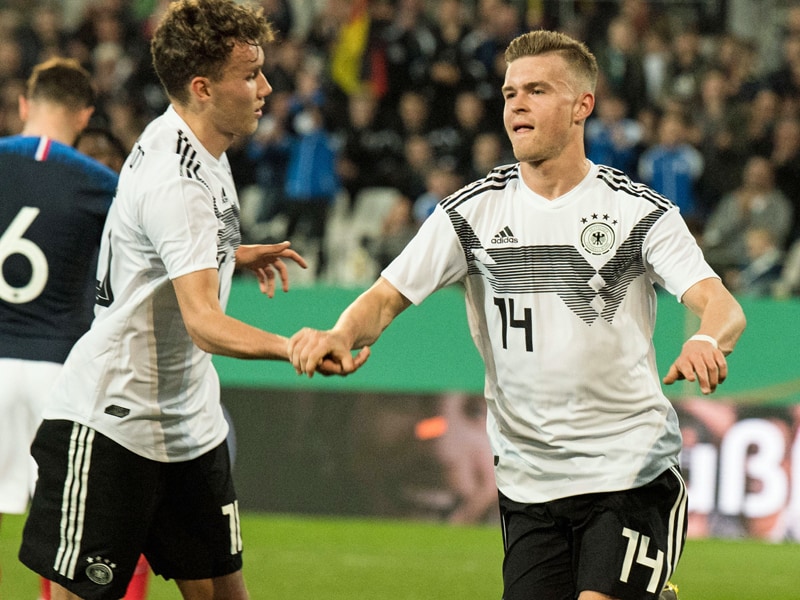 Auftrag erfüllt: Maximilian Mittelstädt (re.), hier mit Luca Waldschmidt, sollte in der Offensiver zielstrebiger werden.