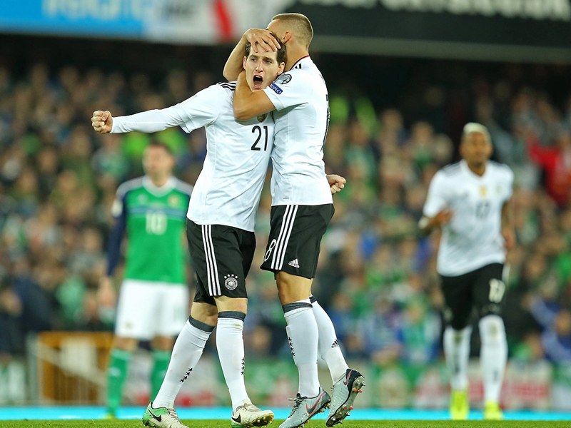 Sebastian Rudy (li.) jubelt über sein erstes Tor im DFB-Dress.