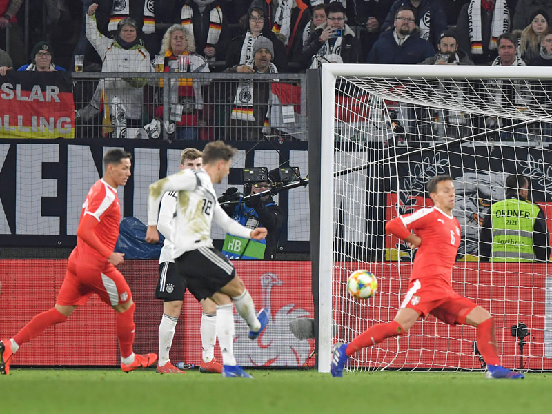 Der Ausgleich: Leon Goretzka trifft mit einem halbhohen Schuss zum 1:1.