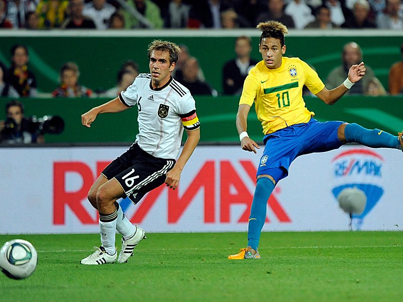 Kapitän Lahm sieht einem Schuss von Brasiliens Neymar hinterher.