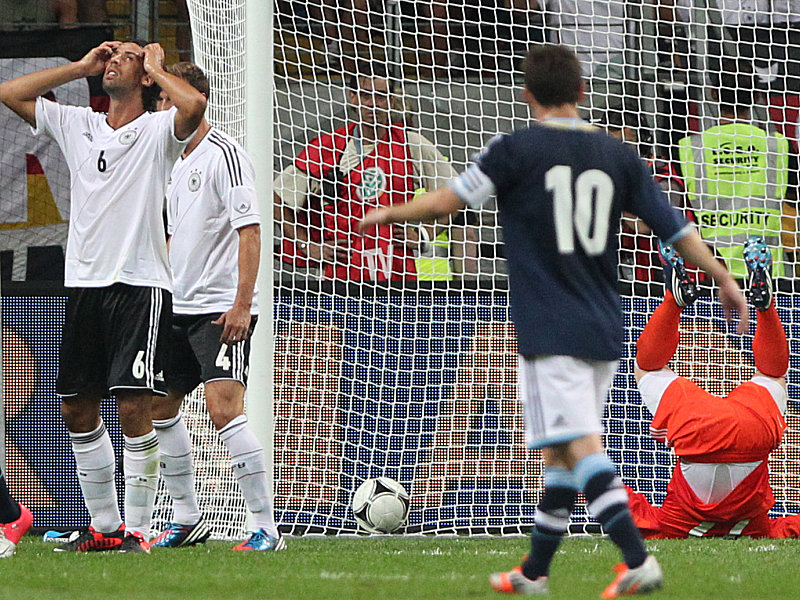 Fassungslos: Khedira (li.) nach seinem Eigentor zum 0:1.