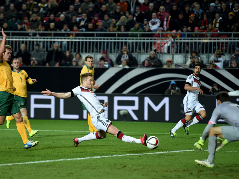 Mit der Sohle: Marco Reus erzielt das Führungstor in Kaiserslautern.
