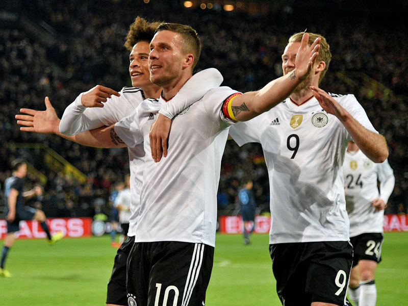 Der Siegtorschütze bei seinem Abschiedsspiel: Lukas Podolski traf per Traumtor zum 1:0 gegen England.