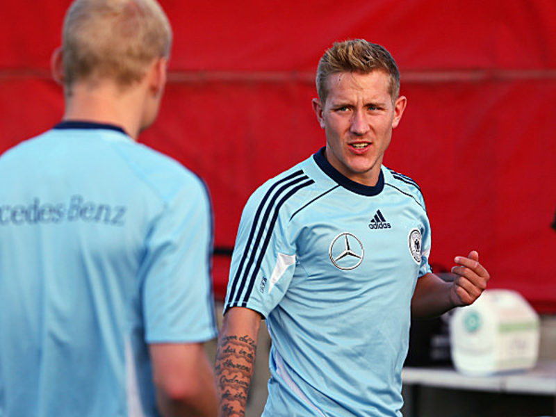 Es zwickt im Oberschenkel: Lewis Holtby ist angeschlagen.