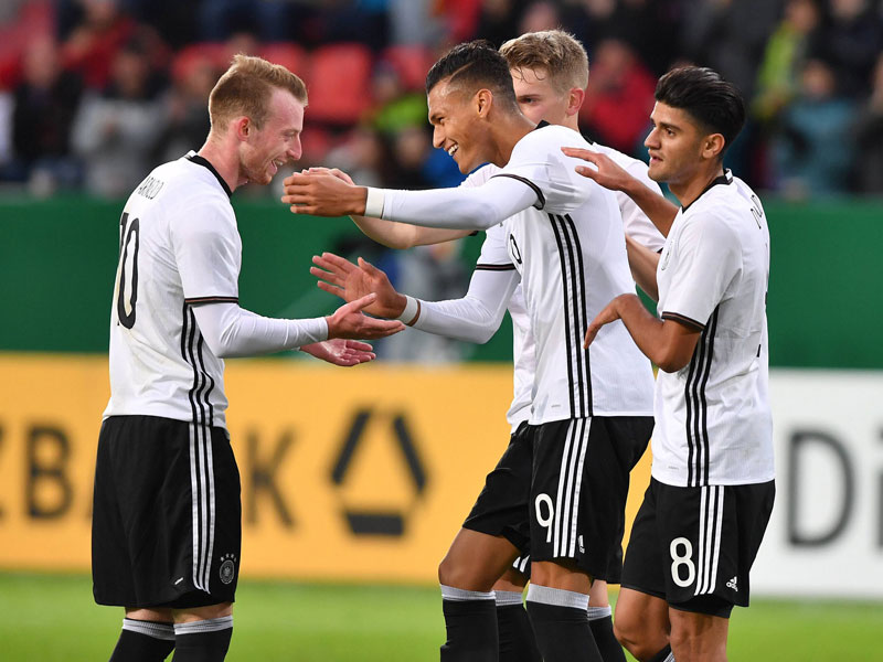 Maximilian Arnold (l.) lässt sich gegen Russland feiern