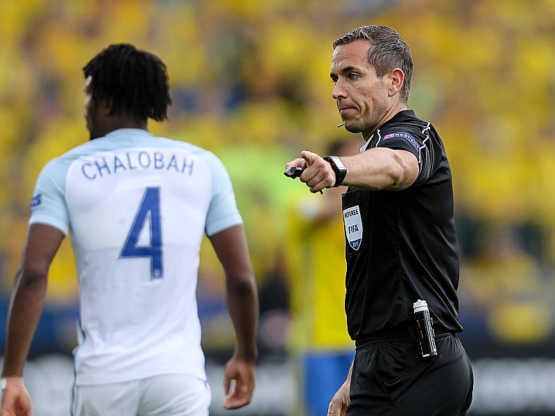 Souveräne Vorstellung: Der deutsche Schiedsrichter Tobias Stieler, hier mit Englands Nathaniel Chalobah.