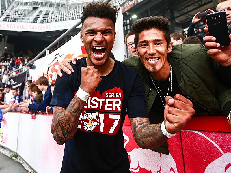Salzburgs Siegtorschütze Valentino Lazaro jubelt mit den Fans über die Meisterschaft.