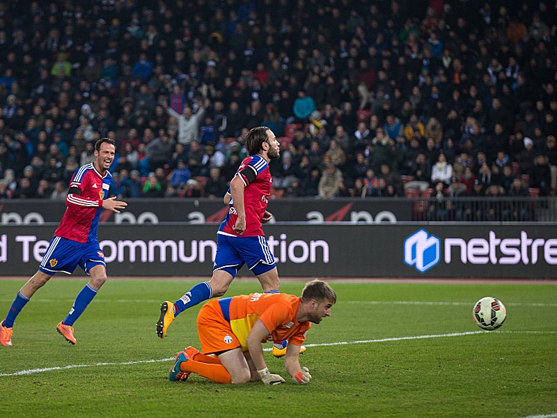 Matchwinner in Zürich: Basels Shkelzen Gashi, dem hier Gratulant Marco Streller (li.) entgegeneilt.