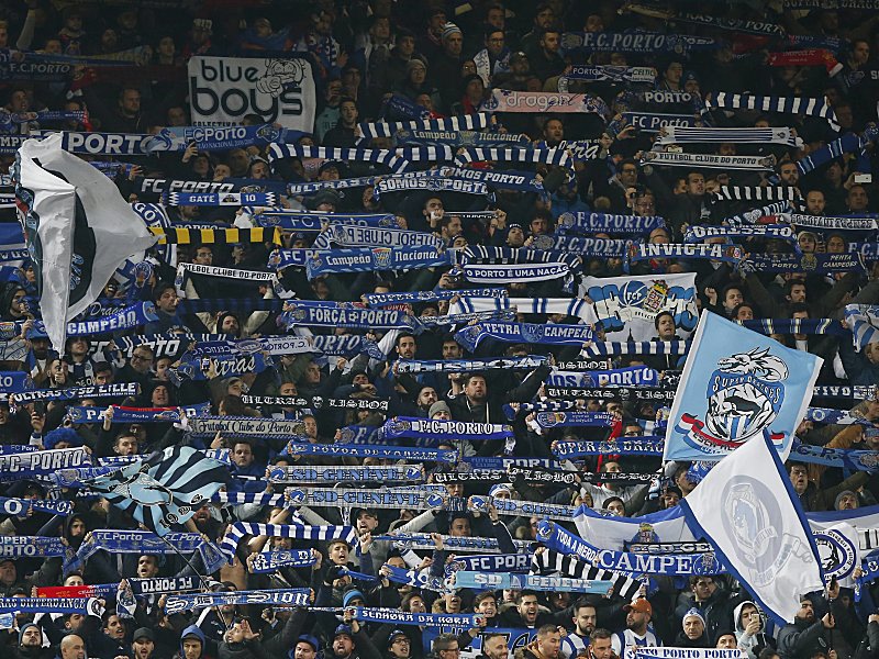 Meister Auf Dem Sofa Fc Porto Zuruck An Der Spitze Benfica Lissabon Gibt Meister Dauerkarte Ab Kicker