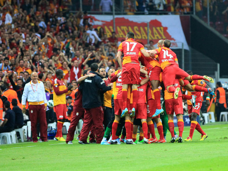 Party in gelb und rot: Galatasaray Istanbul feiert ausgelassen den zweiten Meistertitel in Folge.