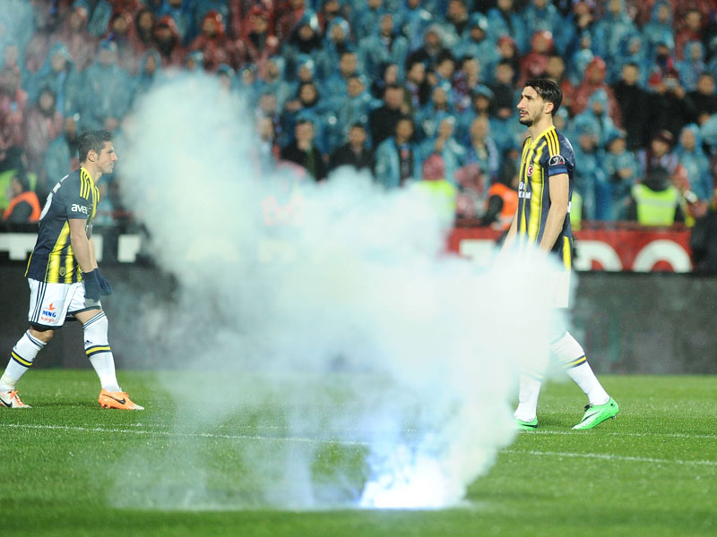 Zahlreiche auf das Spielfeld geworfene Gegenstände hatten in Trabzon zum Abbruch geführt.